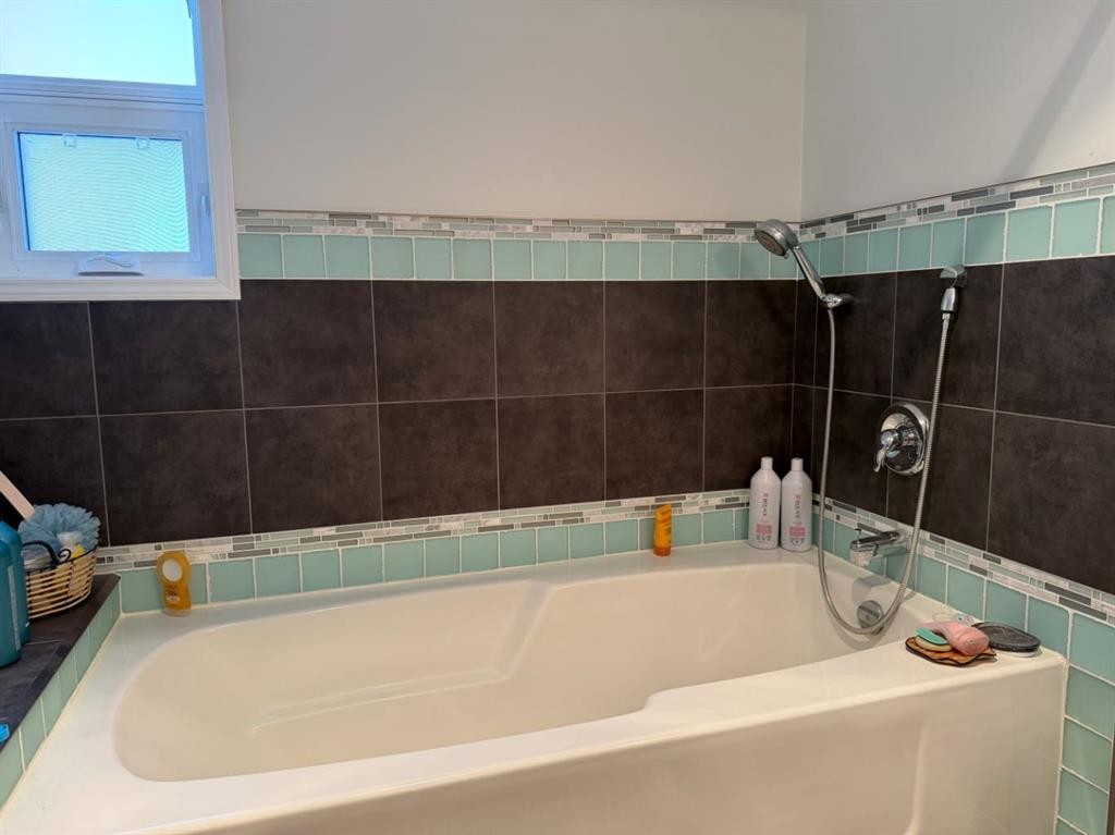 765 Excelsior Avenue, Drumheller, AB - Indoor Photo Showing Bathroom