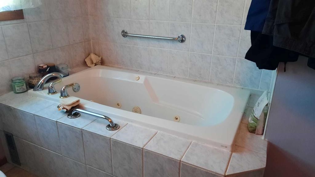 1111 2 Avenue West, Drumheller, AB - Indoor Photo Showing Bathroom