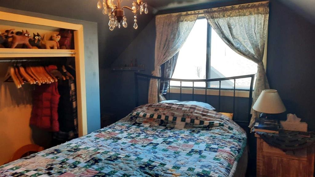 1111 2 Avenue West, Drumheller, AB - Indoor Photo Showing Bedroom