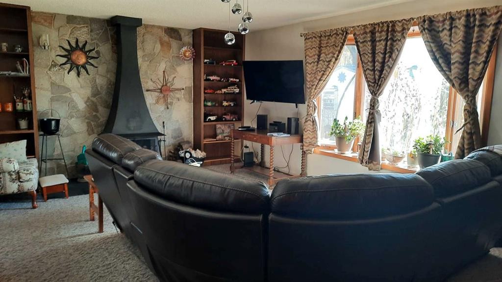 1111 2 Avenue West, Drumheller, AB - Indoor Photo Showing Living Room