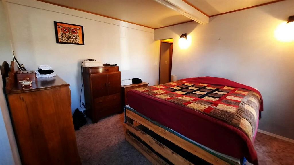 1111 2 Avenue West, Drumheller, AB - Indoor Photo Showing Bedroom