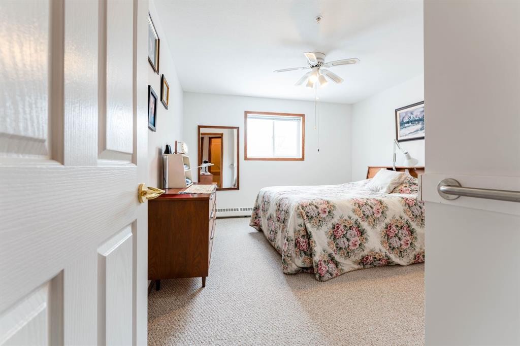108-190 3 Avenue, Drumheller, AB - Indoor Photo Showing Bedroom