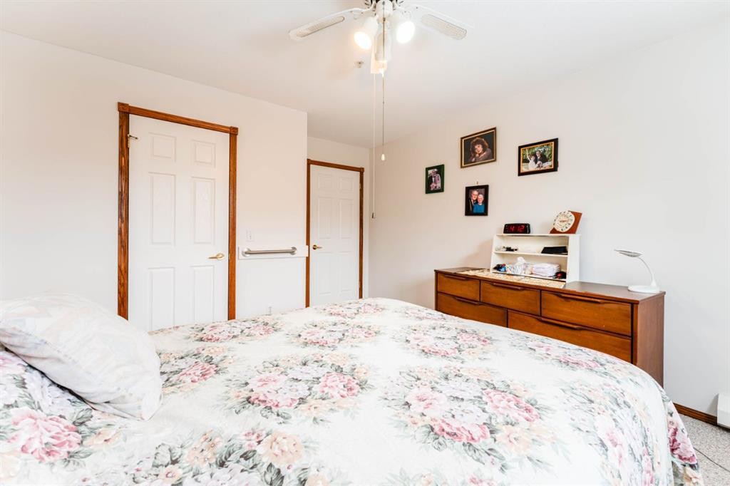 108-190 3 Avenue, Drumheller, AB - Indoor Photo Showing Bedroom