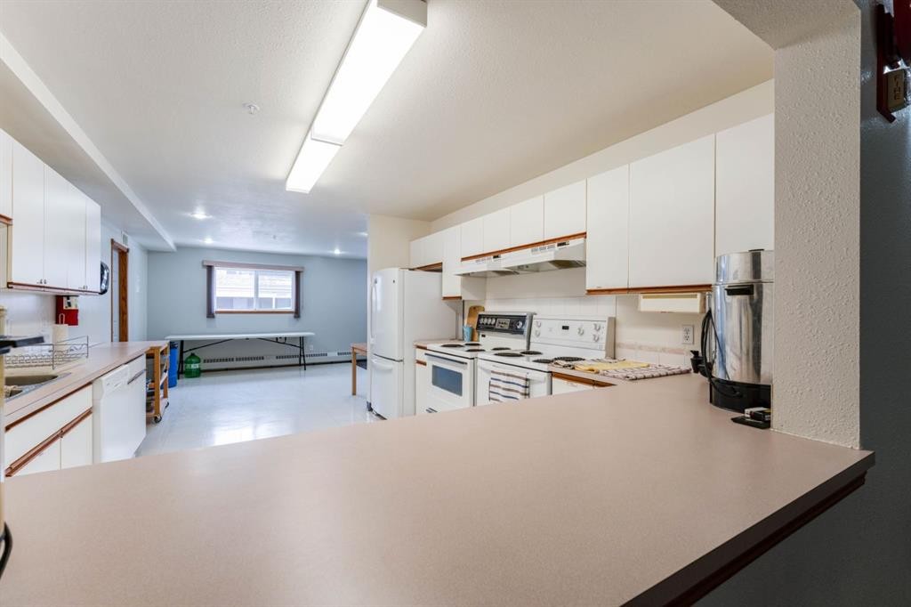 108-190 3 Avenue, Drumheller, AB - Indoor Photo Showing Kitchen