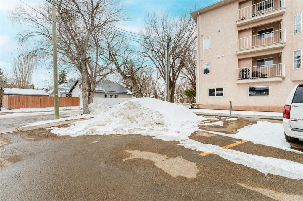 108-190 3 Avenue, Drumheller, AB - Outdoor