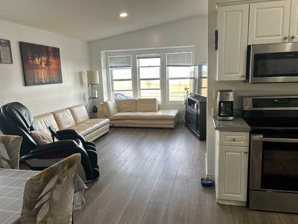 1708 2Nd Avenue East, Brooks, AB - Indoor Photo Showing Living Room