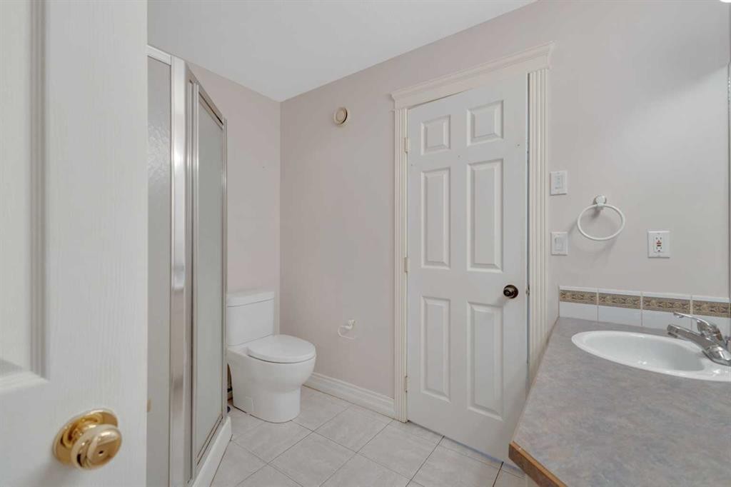 25 Ashmore Close, Red Deer, AB - Indoor Photo Showing Bathroom