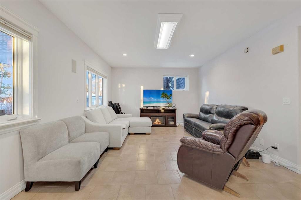 25 Ashmore Close, Red Deer, AB - Indoor Photo Showing Living Room