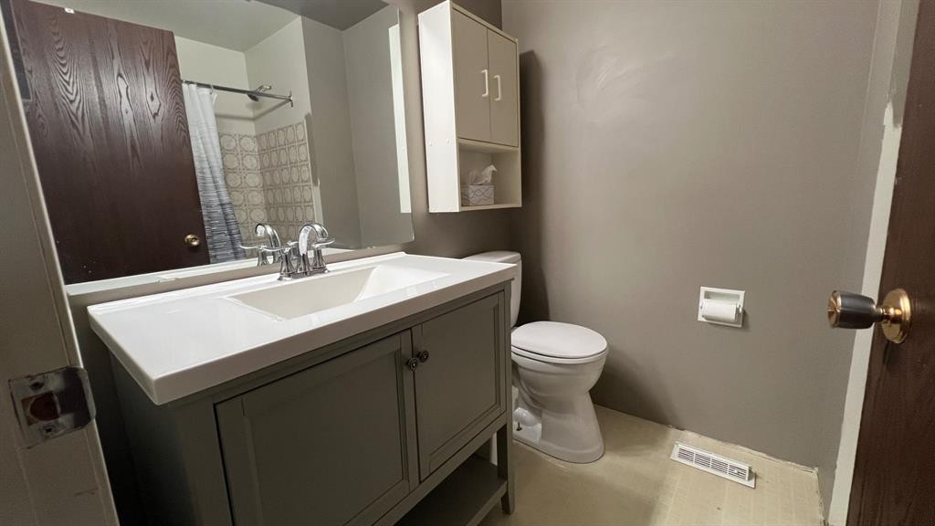 177 Shacker Cres, Hanna, AB - Indoor Photo Showing Bathroom