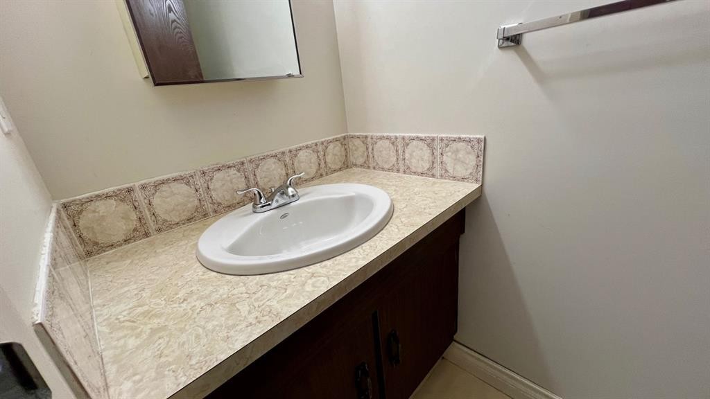 177 Shacker Cres, Hanna, AB - Indoor Photo Showing Bathroom