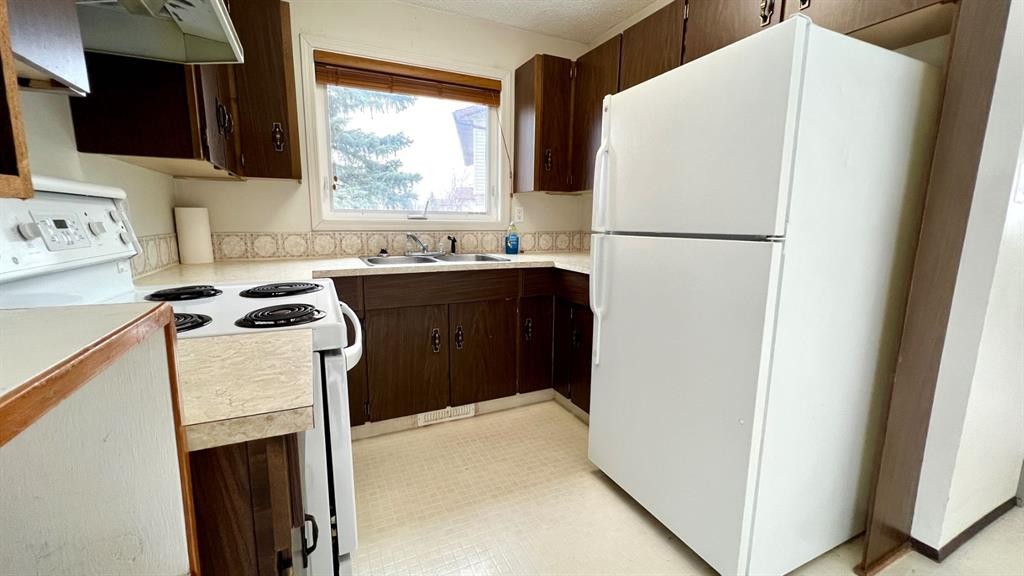 177 Shacker Cres, Hanna, AB - Indoor Photo Showing Kitchen With Double Sink