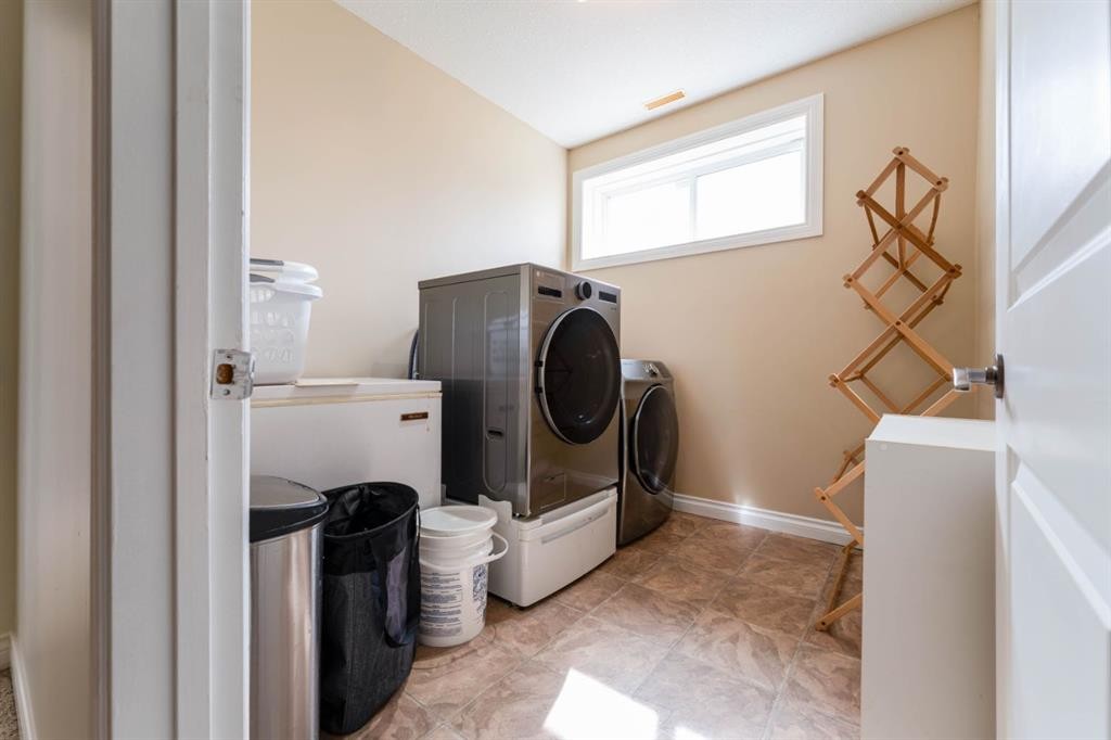 1258 1 Avenue Nw, Drumheller, AB - Indoor Photo Showing Laundry Room