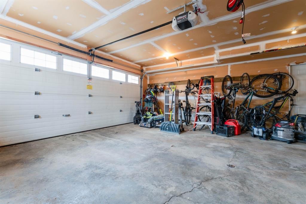 1258 1 Avenue Nw, Drumheller, AB - Indoor Photo Showing Garage