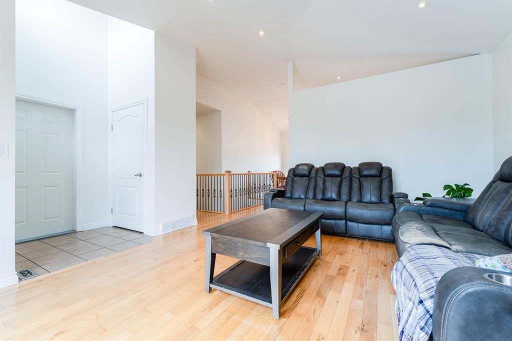 1258 1 Avenue Nw, Drumheller, AB - Indoor Photo Showing Living Room