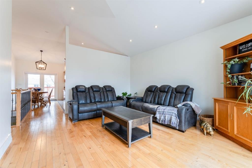 1258 1 Avenue Nw, Drumheller, AB - Indoor Photo Showing Living Room