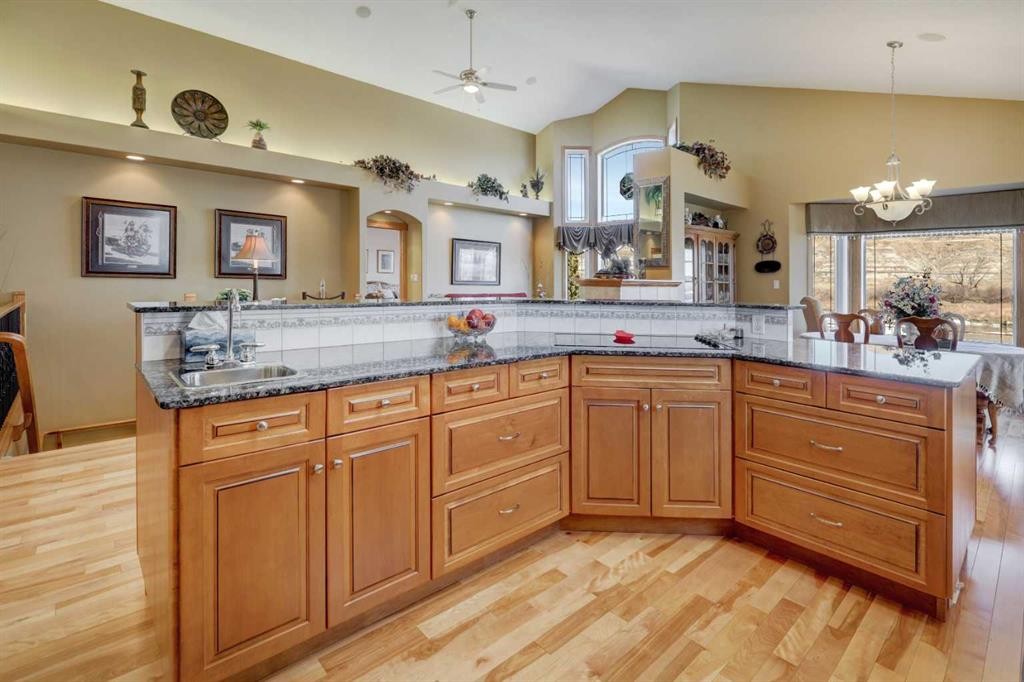 26 Willow Point, Drumheller, AB - Indoor Photo Showing Kitchen