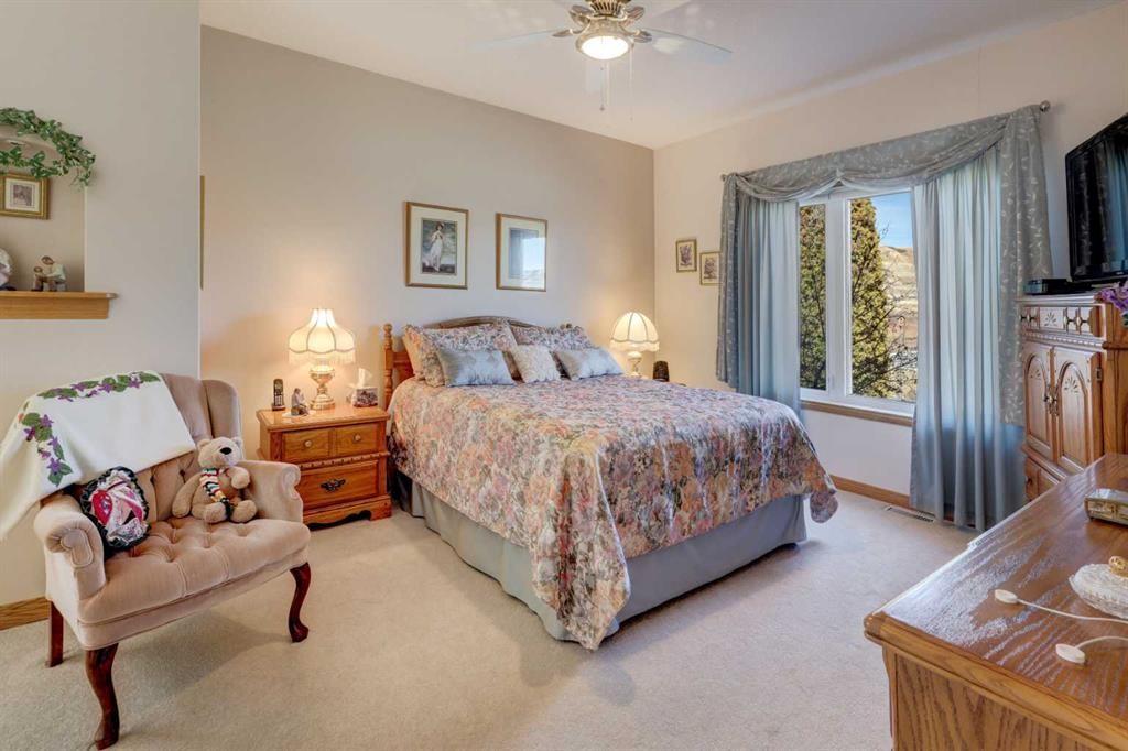 26 Willow Point, Drumheller, AB - Indoor Photo Showing Bedroom