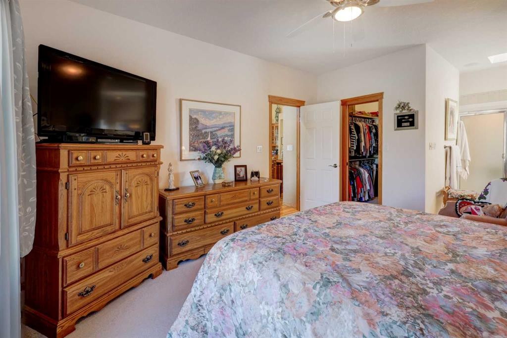 26 Willow Point, Drumheller, AB - Indoor Photo Showing Bedroom