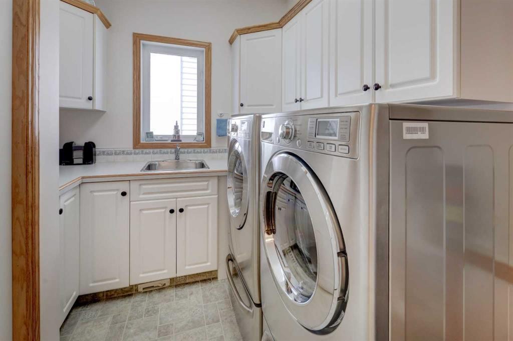 26 Willow Point, Drumheller, AB - Indoor Photo Showing Laundry Room