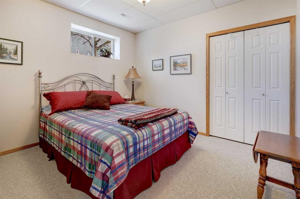 26 Willow Point, Drumheller, AB - Indoor Photo Showing Bedroom