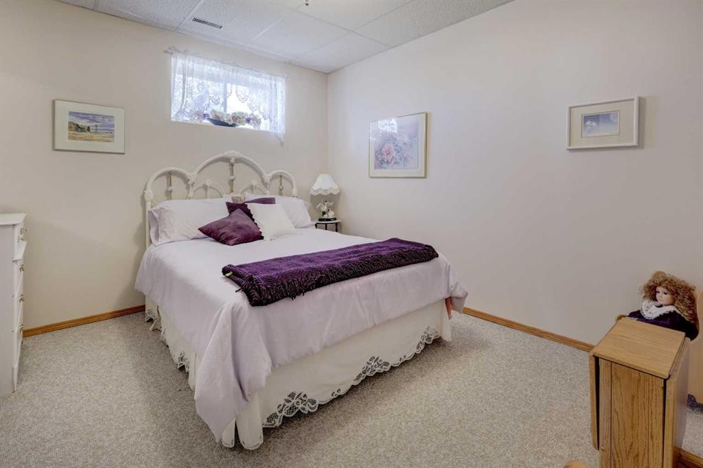 26 Willow Point, Drumheller, AB - Indoor Photo Showing Bedroom