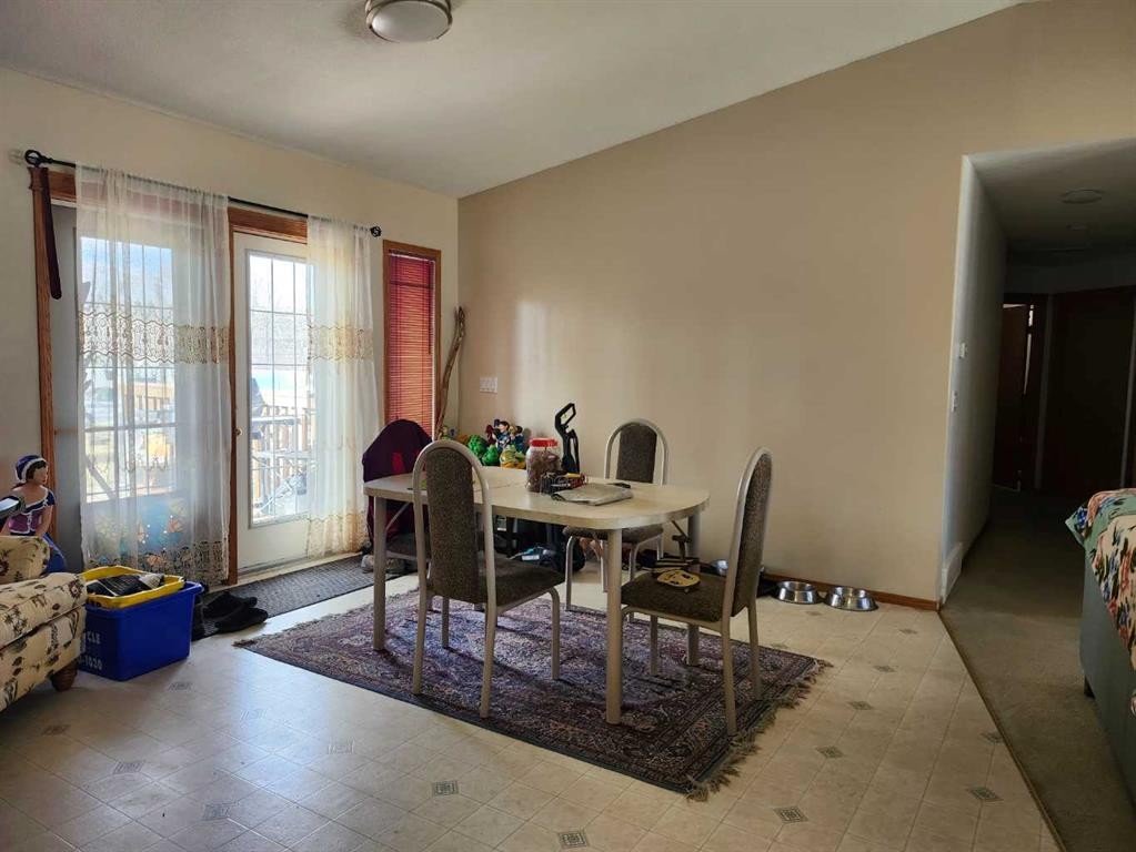 242 Mcnab Close, Drumheller, AB - Indoor Photo Showing Dining Room