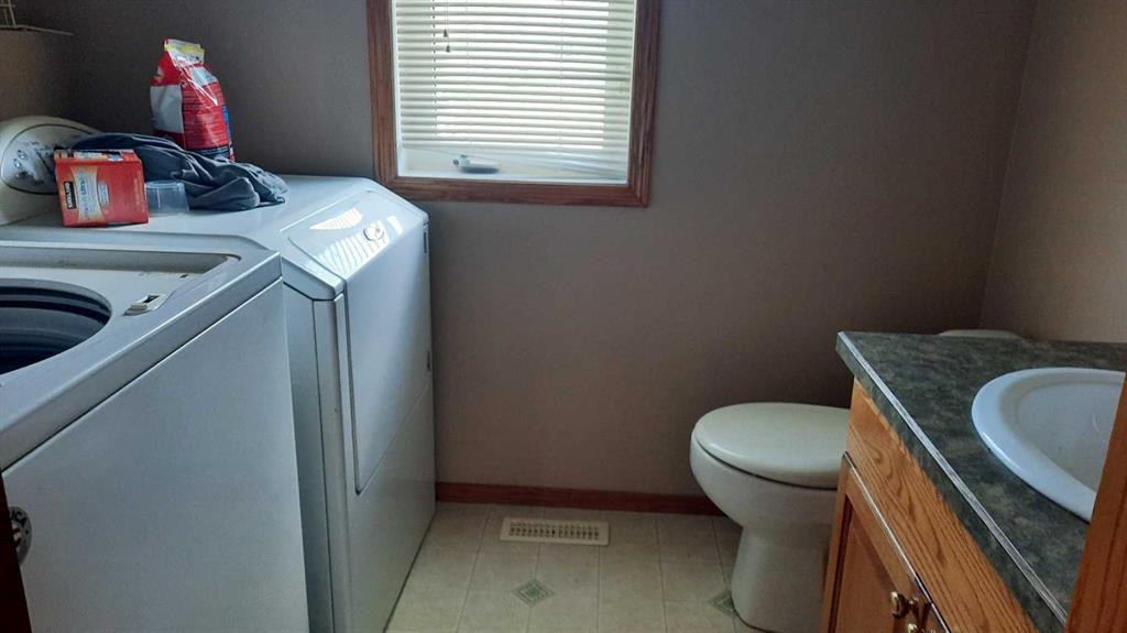242 Mcnab Close, Drumheller, AB - Indoor Photo Showing Laundry Room