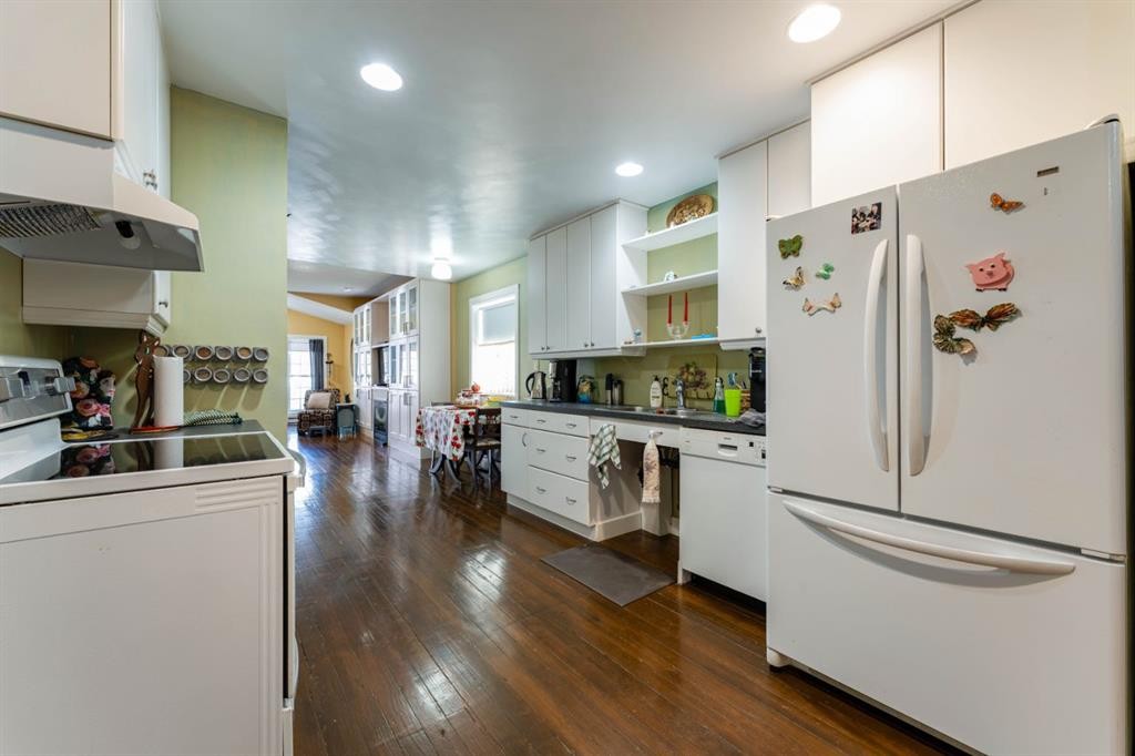 145 Centre Street, Drumheller, AB - Indoor Photo Showing Kitchen