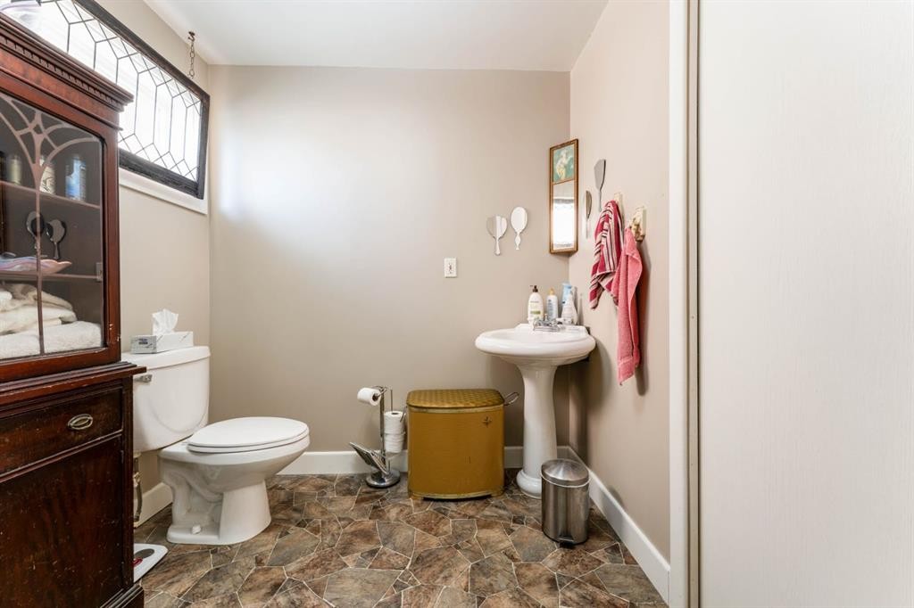 145 Centre Street, Drumheller, AB - Indoor Photo Showing Bathroom