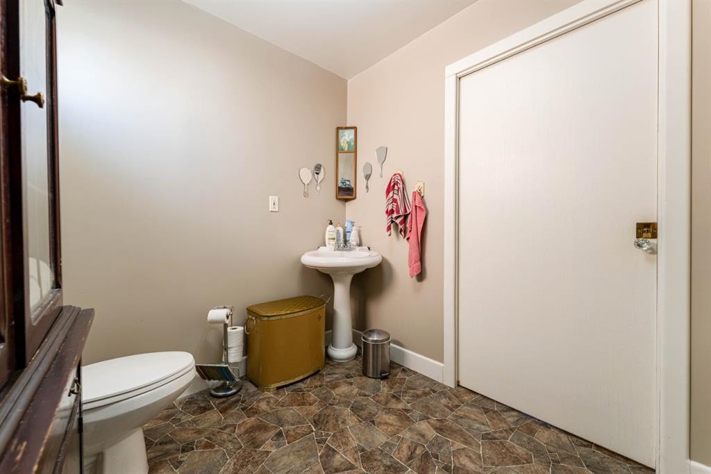 145 Centre Street, Drumheller, AB - Indoor Photo Showing Bathroom