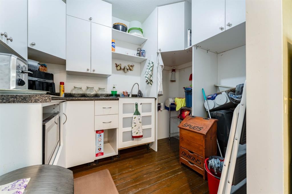 145 Centre Street, Drumheller, AB - Indoor Photo Showing Kitchen