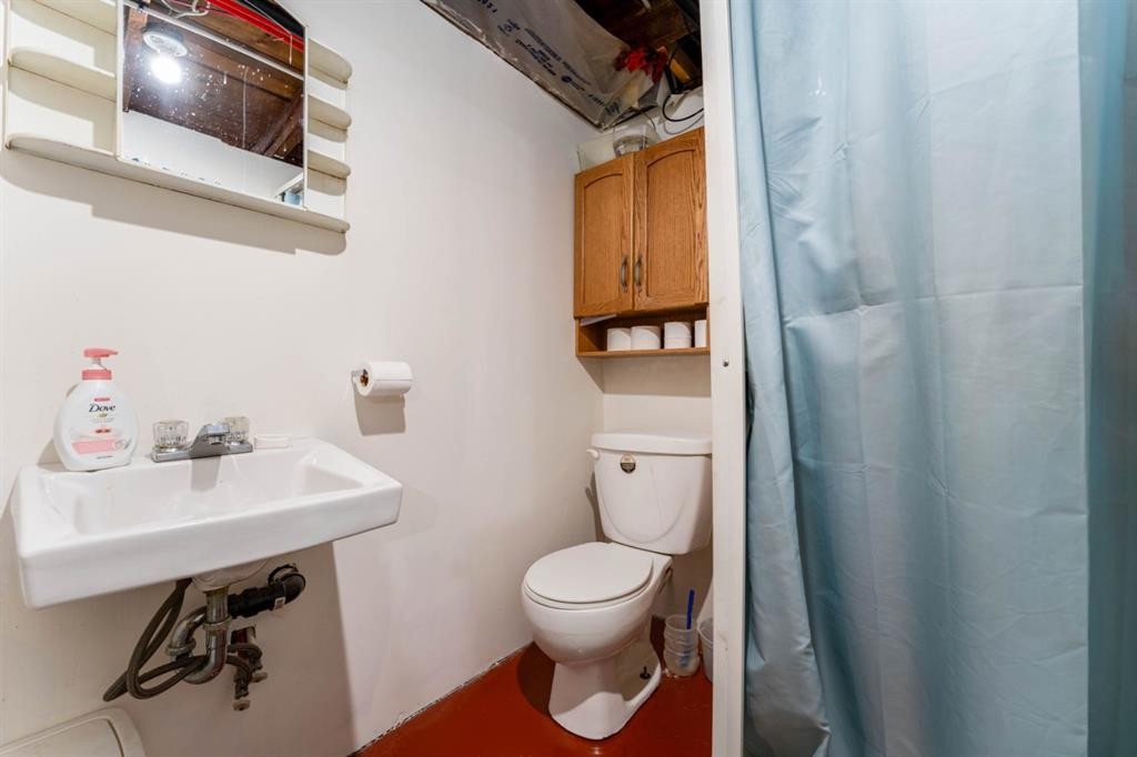 145 Centre Street, Drumheller, AB - Indoor Photo Showing Bathroom