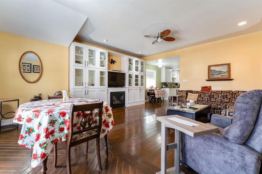 145 Centre Street, Drumheller, AB - Indoor Photo Showing Living Room