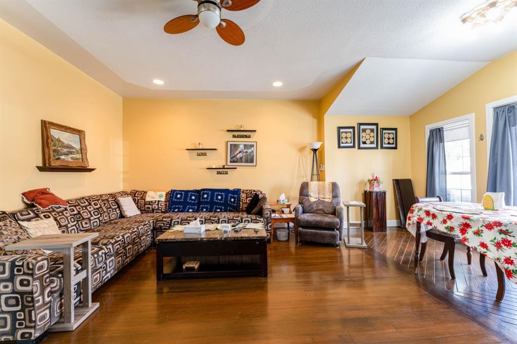 145 Centre Street, Drumheller, AB - Indoor Photo Showing Living Room
