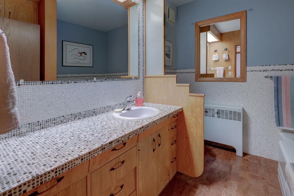 109 5Th Ave West, Hanna, AB - Indoor Photo Showing Bathroom