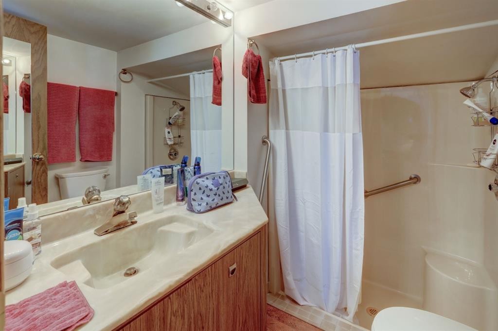 109 5Th Ave West, Hanna, AB - Indoor Photo Showing Bathroom