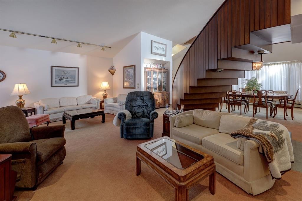109 5Th Ave West, Hanna, AB - Indoor Photo Showing Living Room