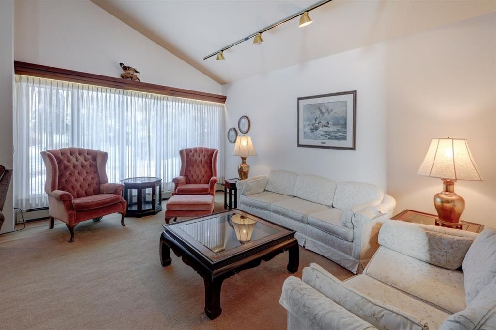 109 5Th Ave West, Hanna, AB - Indoor Photo Showing Living Room