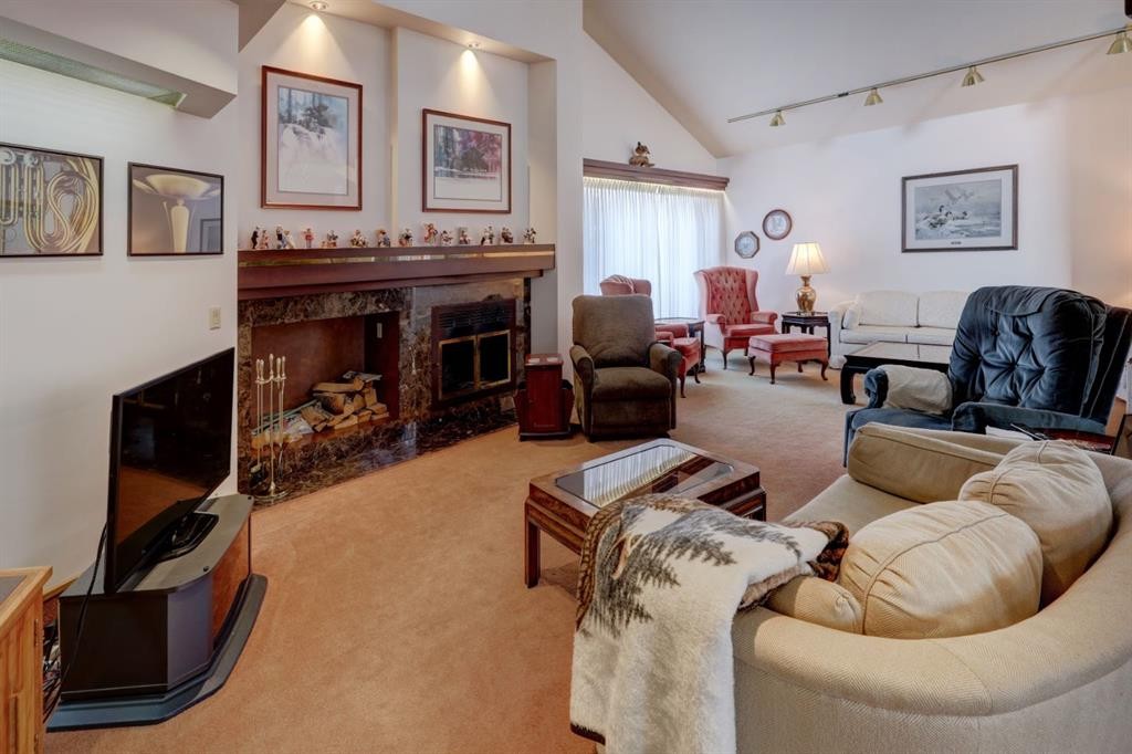 109 5Th Ave West, Hanna, AB - Indoor Photo Showing Living Room With Fireplace