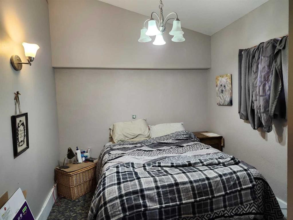 355 4 Street West, Drumheller, AB - Indoor Photo Showing Bedroom