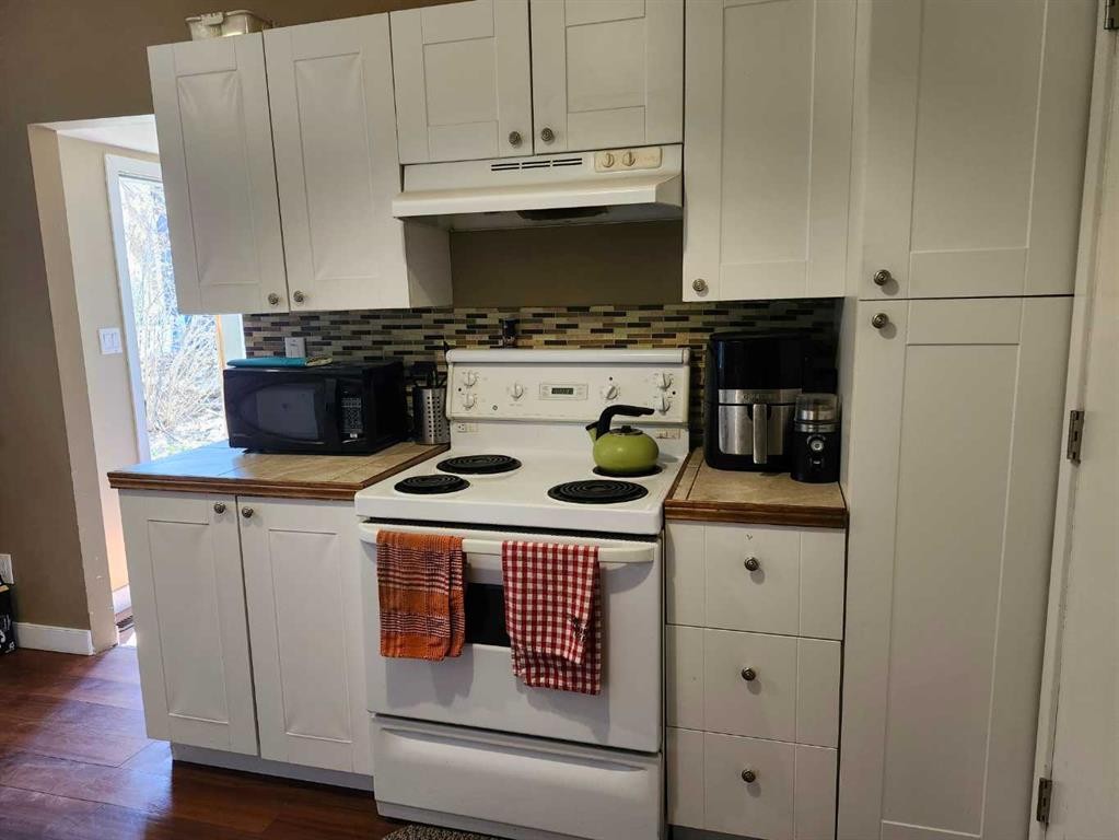 355 4 Street West, Drumheller, AB - Indoor Photo Showing Kitchen