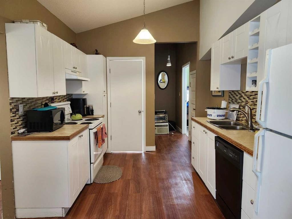 355 4 Street West, Drumheller, AB - Indoor Photo Showing Kitchen With Double Sink