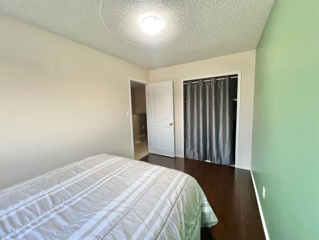 808 Birchwood Close, Drumheller, AB - Indoor Photo Showing Bedroom