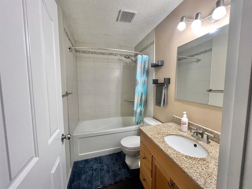 808 Birchwood Close, Drumheller, AB - Indoor Photo Showing Bathroom