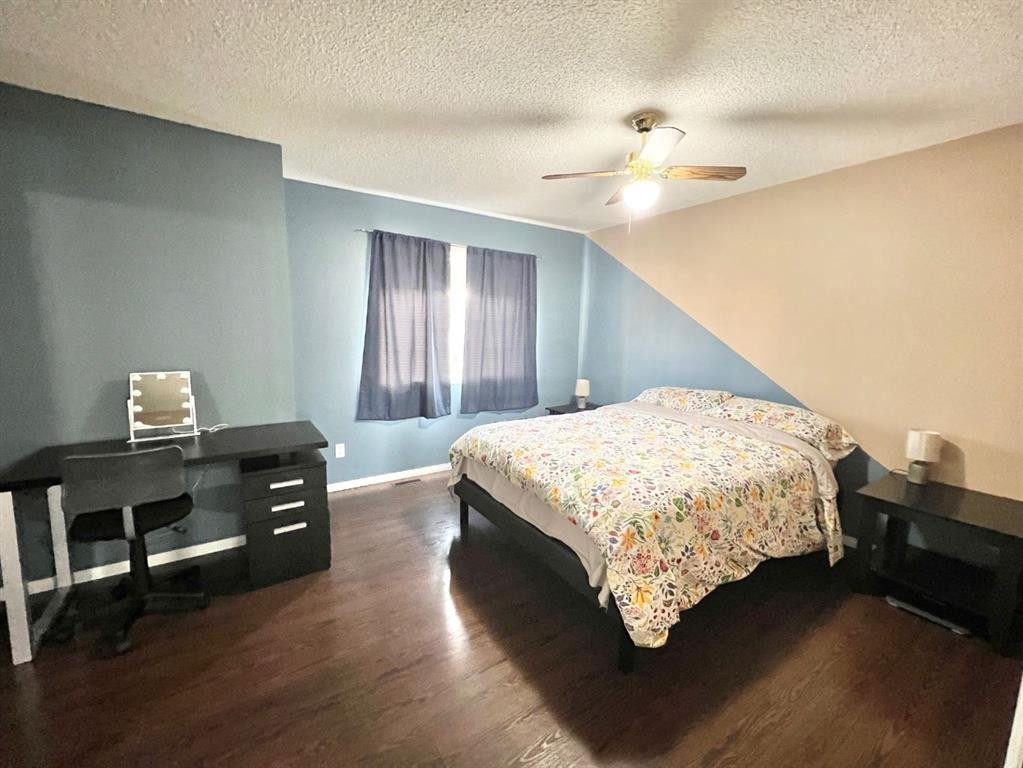 808 Birchwood Close, Drumheller, AB - Indoor Photo Showing Bedroom