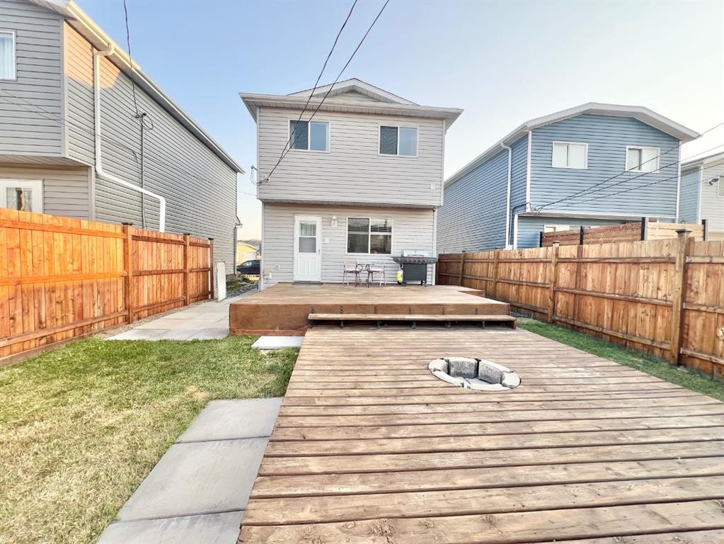 808 Birchwood Close, Drumheller, AB - Outdoor With Exterior