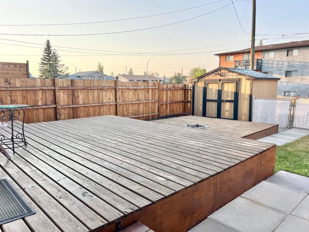 808 Birchwood Close, Drumheller, AB - Outdoor With Exterior