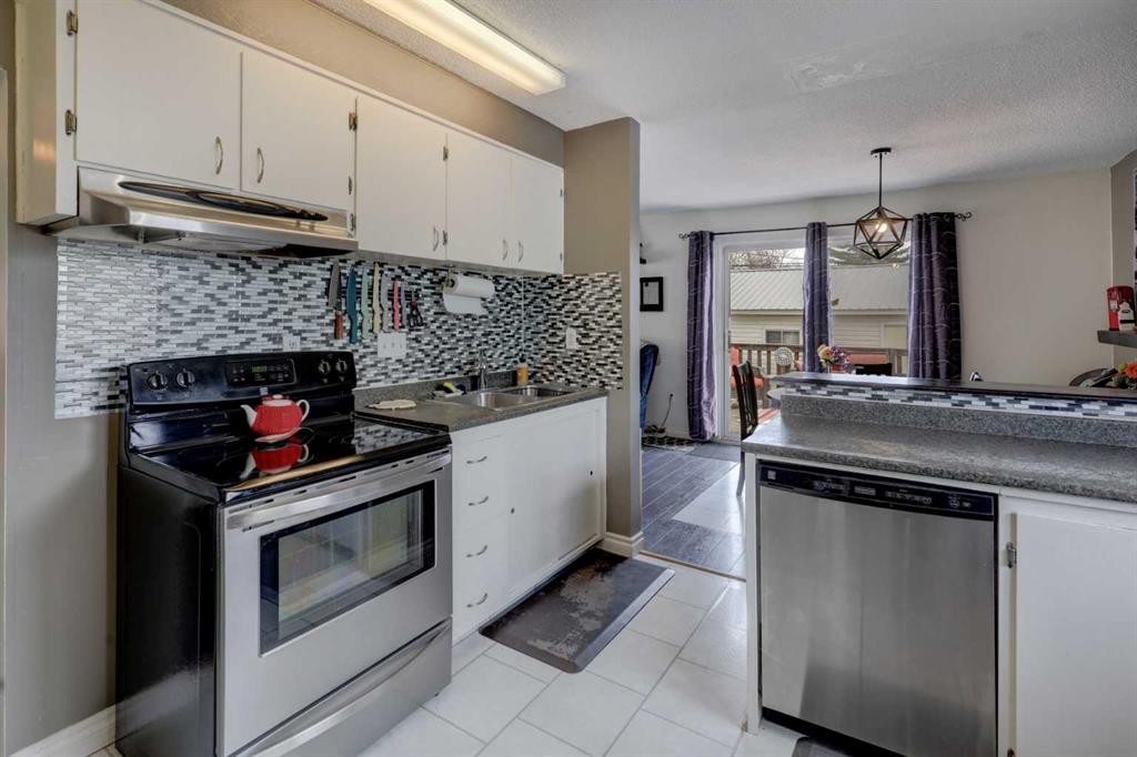 261 2 Avenue West, Drumheller, AB - Indoor Photo Showing Kitchen