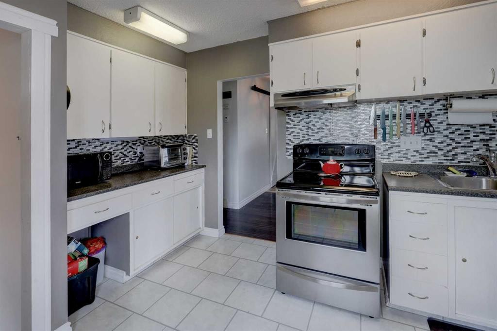 261 2 Avenue West, Drumheller, AB - Indoor Photo Showing Kitchen