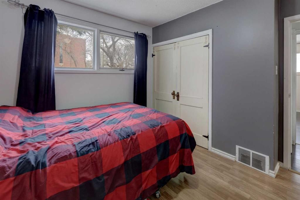 261 2 Avenue West, Drumheller, AB - Indoor Photo Showing Bedroom